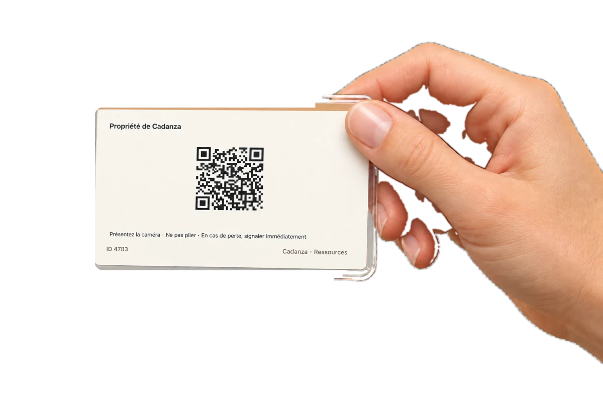 Main présentant une carte d’employé personnalisée au kiosque Cadanza